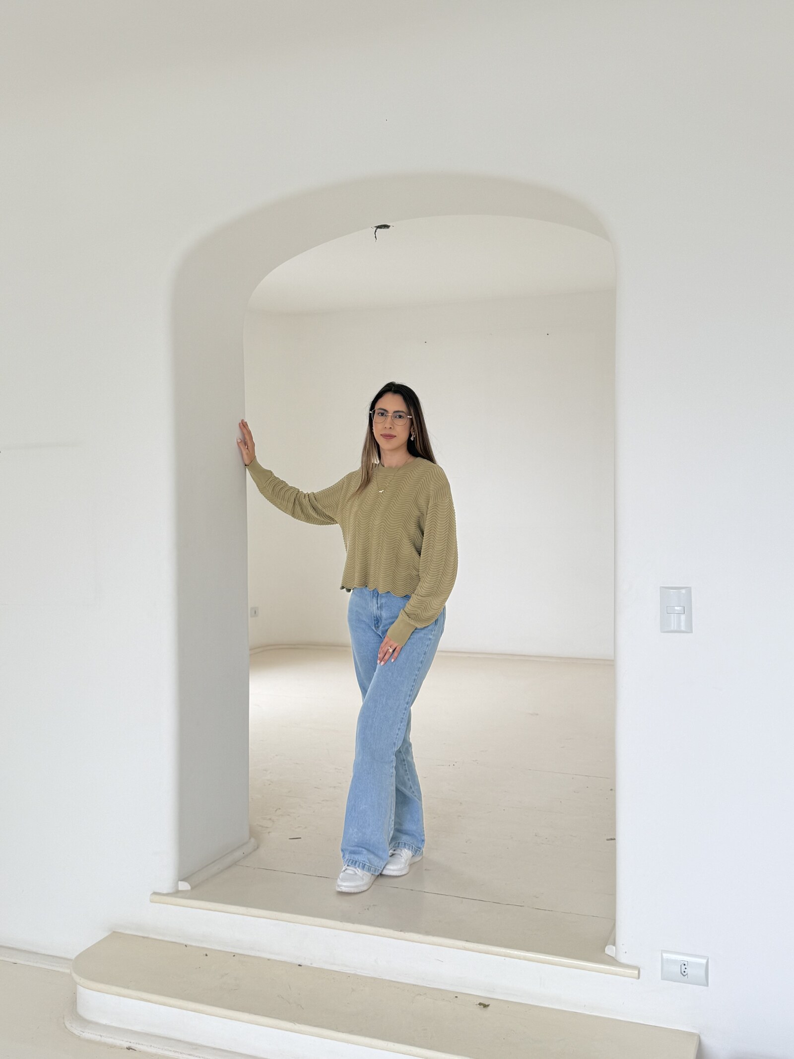 Isabela Ribeiro sorrindo em ambiente projetado pela I.R. Arquitetura
